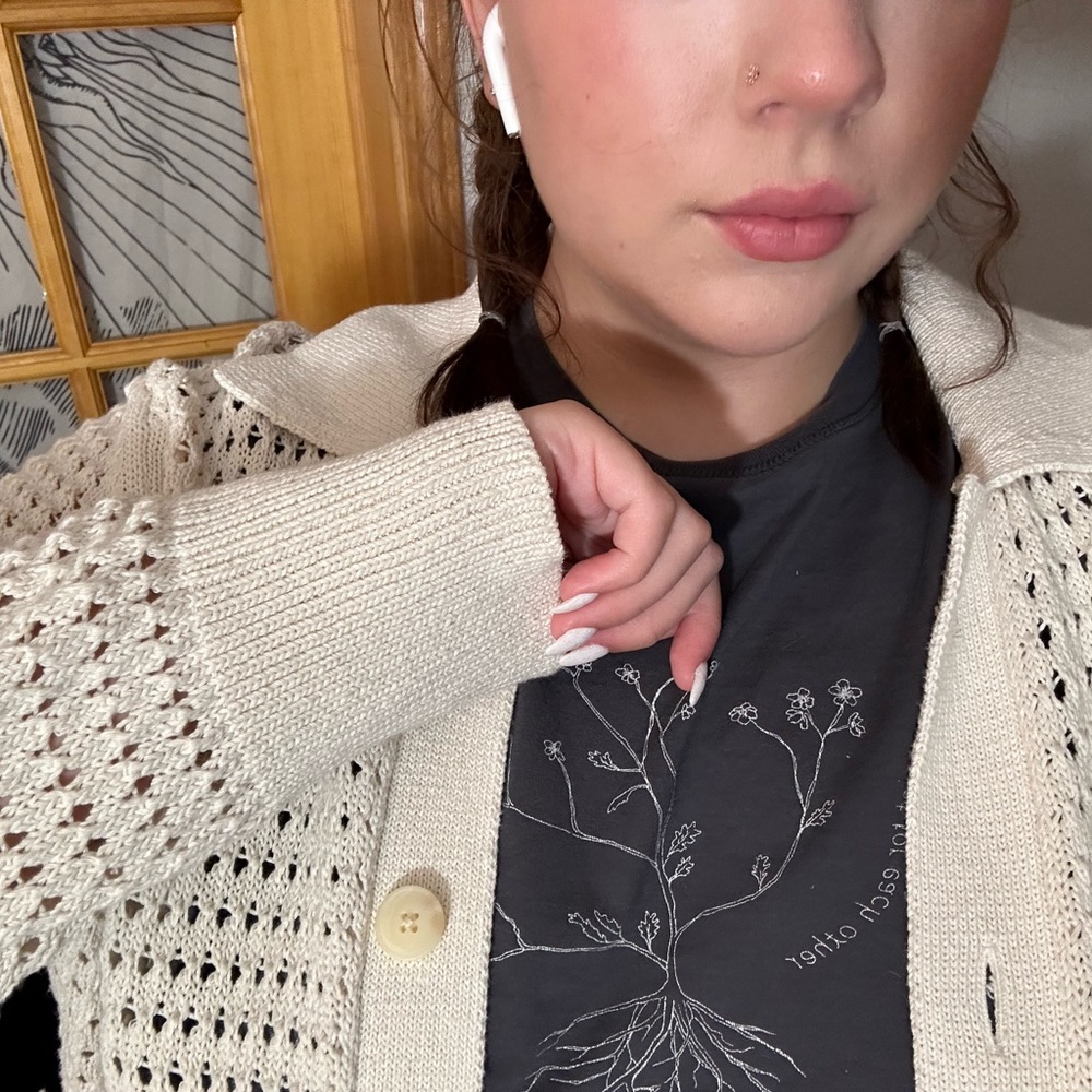 White Vera Wang knit cardigan with collar